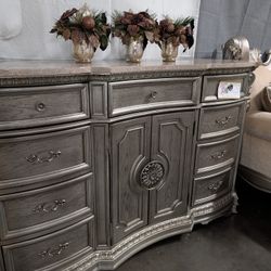 Beautiful dresser new excellent quality take it to credit 