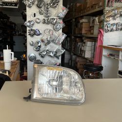 2001 To 2004 Toyota Sequoia Headlight Passenger Side Assembly #57 FE205