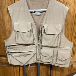 Stream designs made in USA size large fishing vest, beige zip up with many pockets