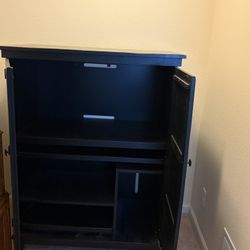 Black Computer Desk with Pull-Out Keyboard Tray