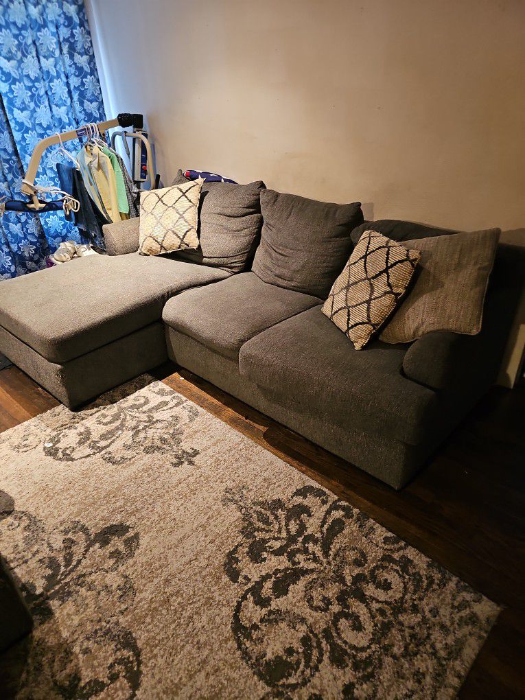 Couch With Chaise Lounge That Can Be Put On Either Side 