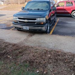 2004 Chevrolet Suburban 2WD
