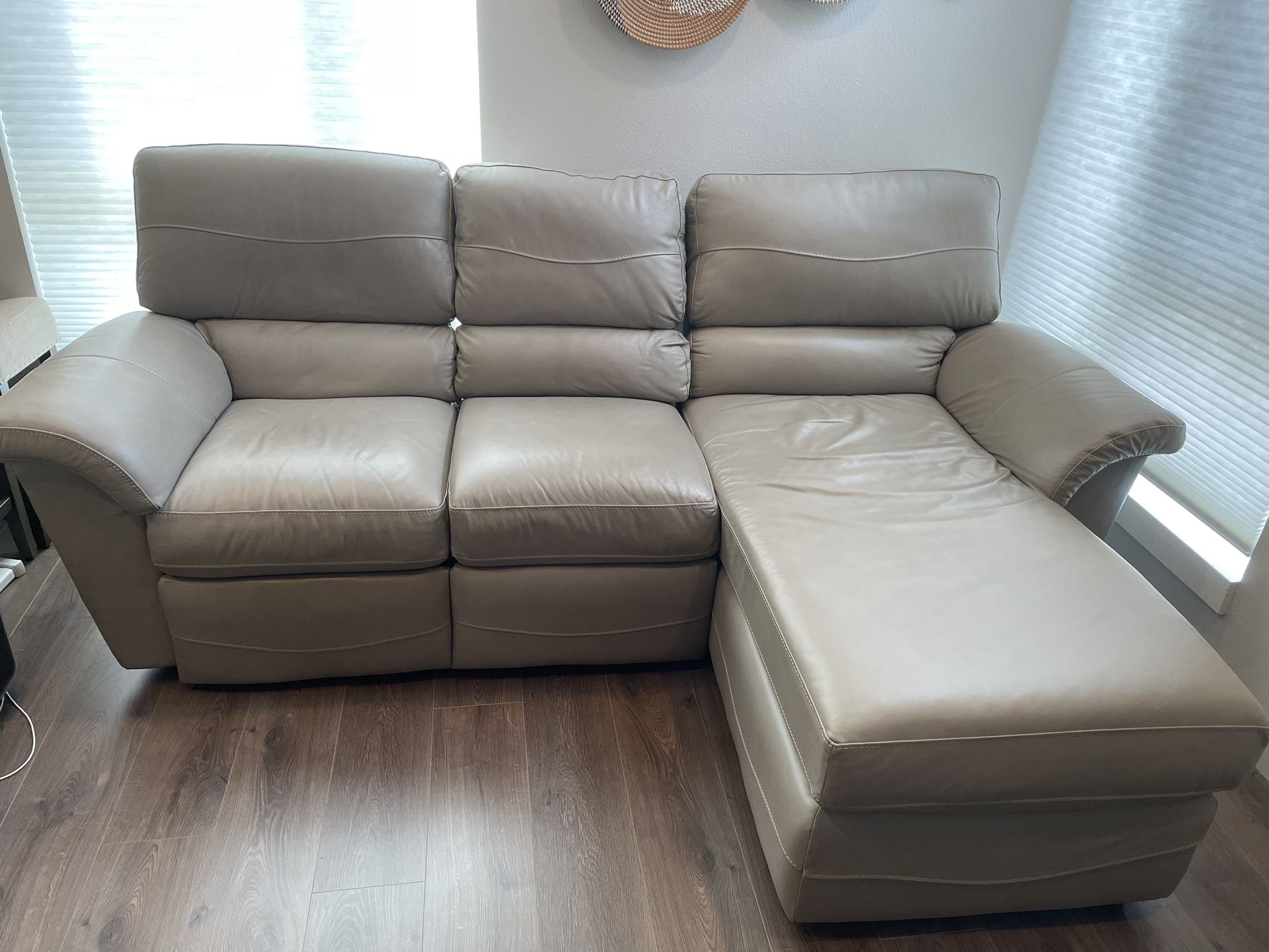 La-Z-Boy Reese Sectional Sofa Recliner with chaise, white leather
