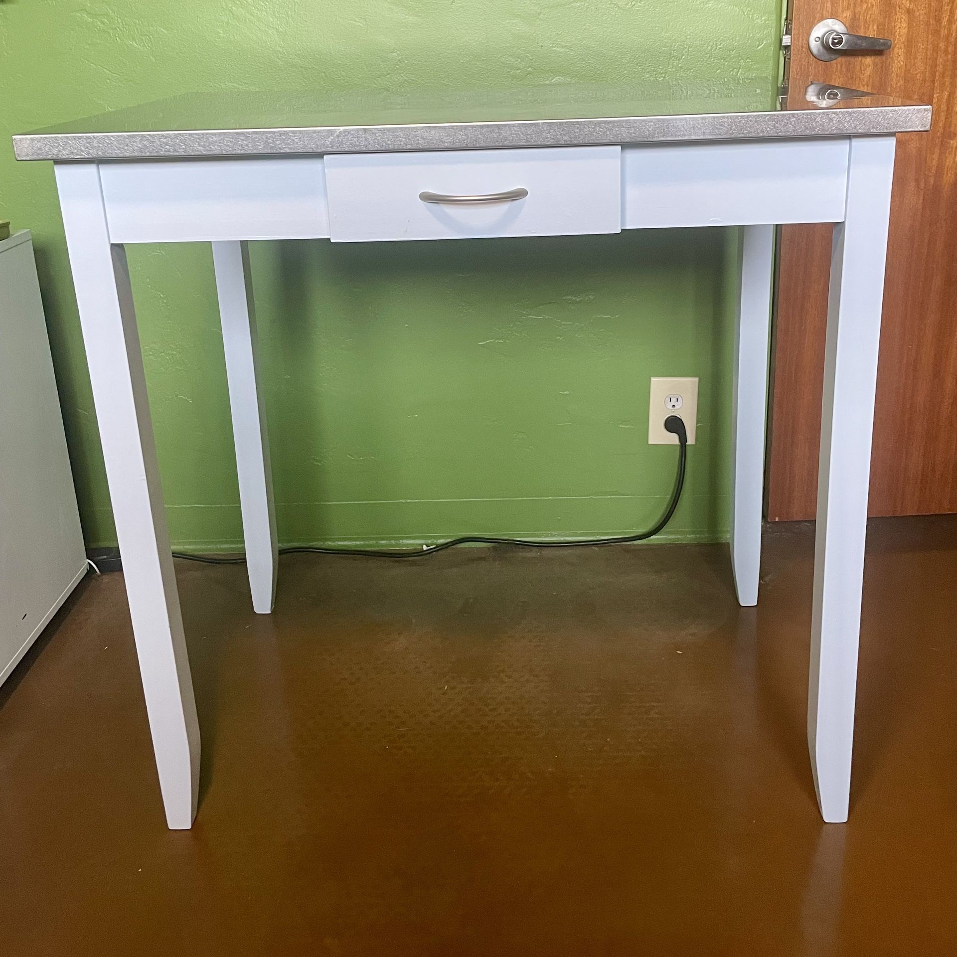 Kitchen Island / Bar Table / Standing Desk