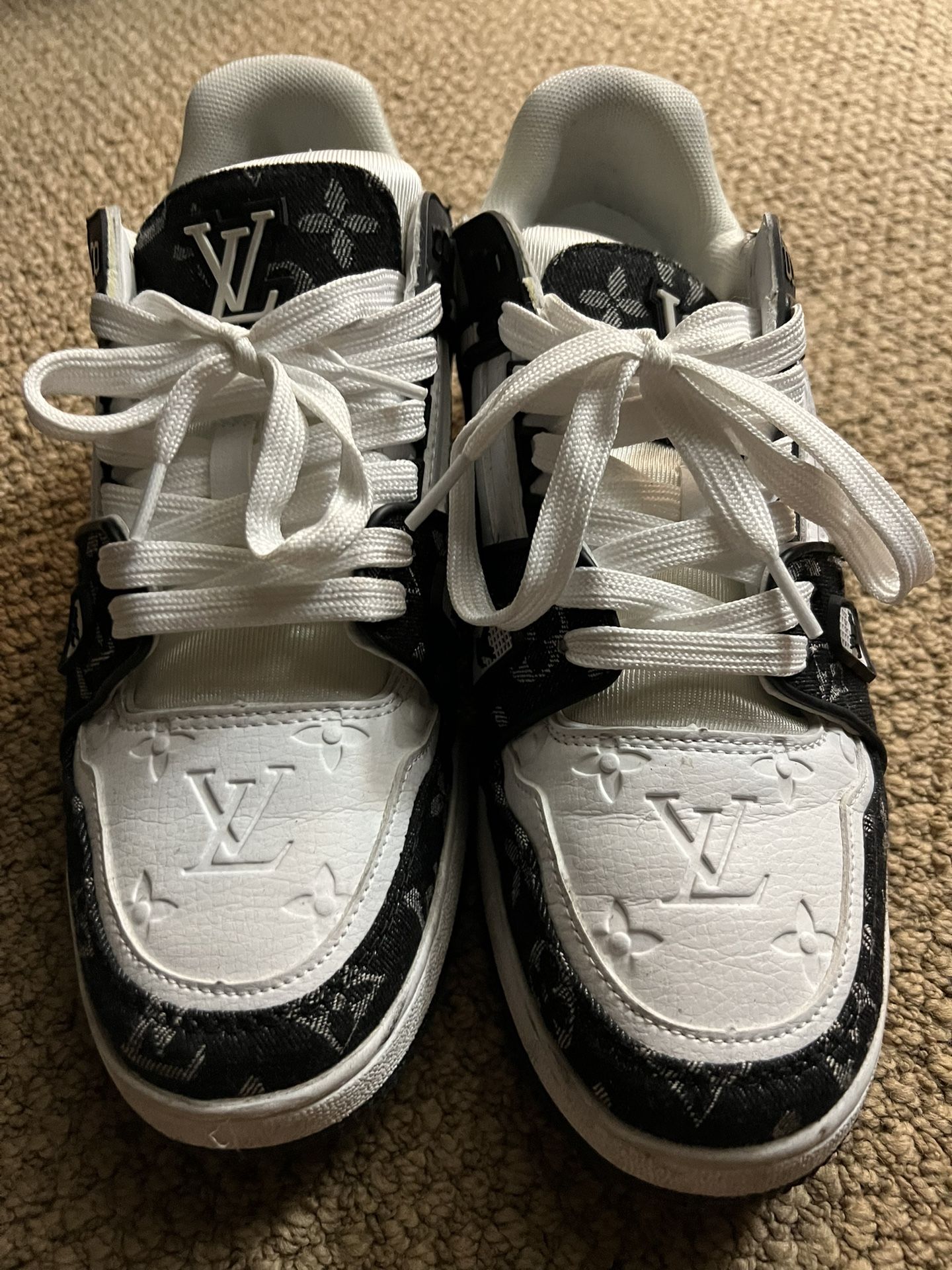 LOUIS VUITTON EUR 45 (11/11.5 US) USED