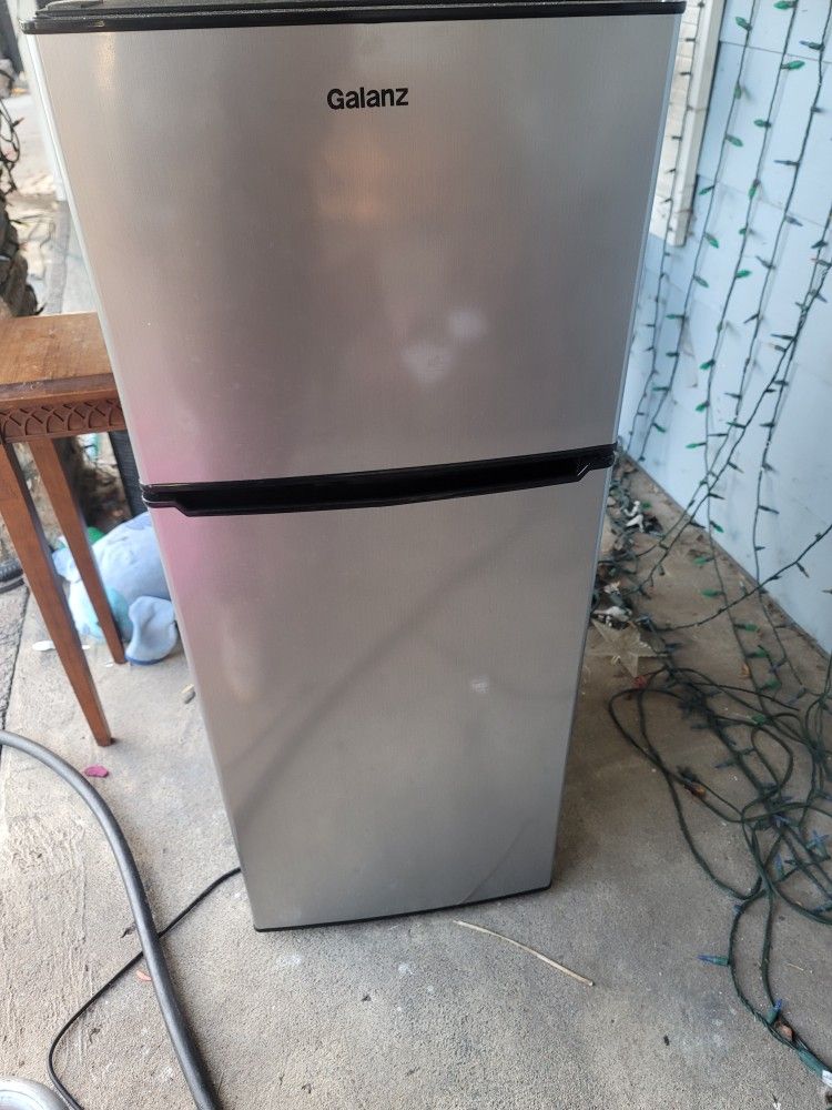 4.6 Cu Ft Mini Fridge Like New Only Used A Few Months