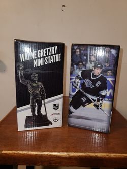 Gretzky mini statue