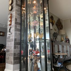 Curio Cabinet / Howard Miller