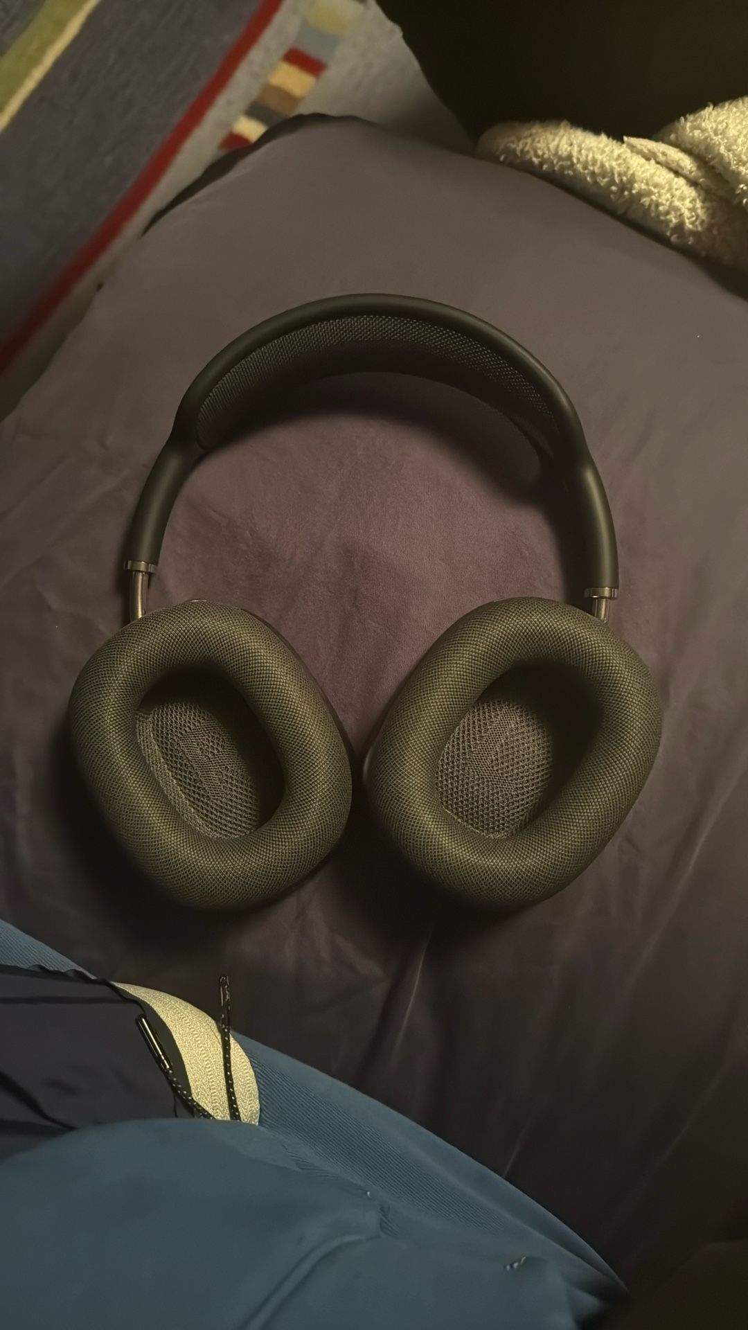 Apple AirPods Max – Space Gray – Great Condition (Minor Scratch)