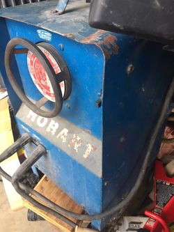 GOOD OLD HEAVY DUTY HOBART ELECTRIC WELDER WITH LEADS