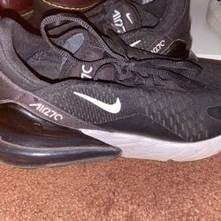 Woman Nikes 270s Size 8
