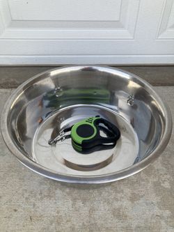 Dog bowl and retractable dog leash