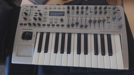 Novation X-station 25 w/ Novation gig bag backpack