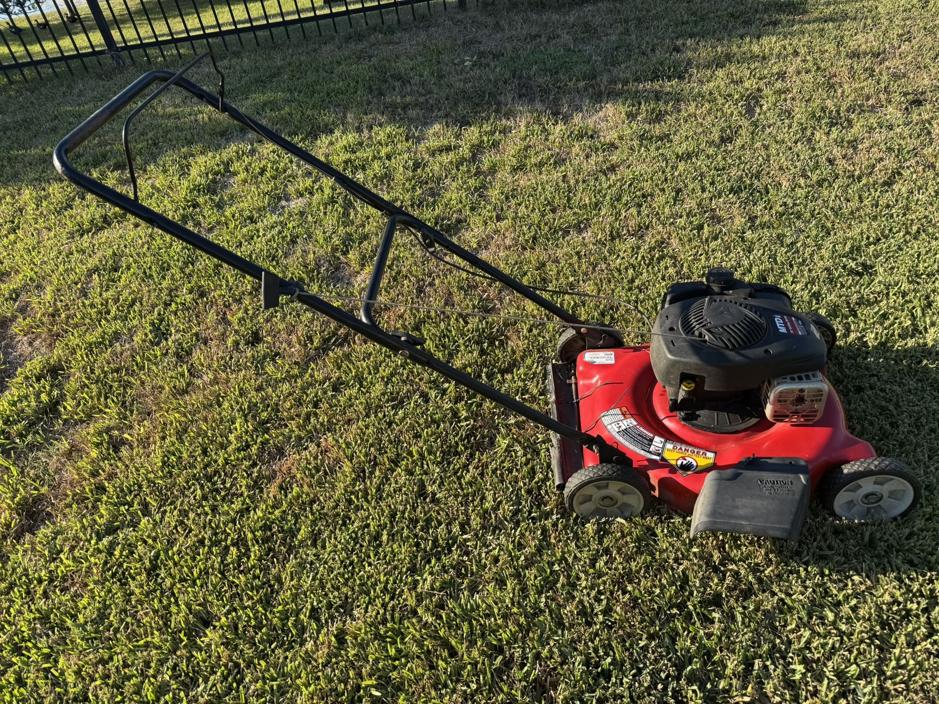 MTD 300E push lawn mower w/ 125cc Briggs & Stratton engine