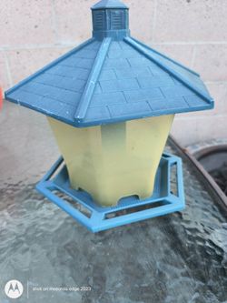 Bird feeder
