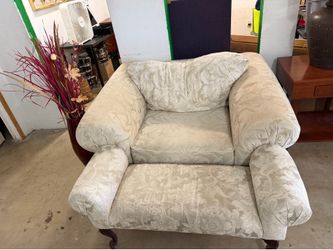 Traditional Upholstered Accent Chair