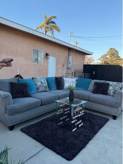 Grey sectional couch 🛋️