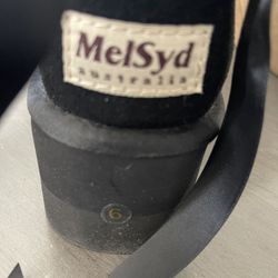 BRAND new - Size 6 Women’s