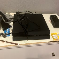 PS4 for sale it works, and everything no controller though