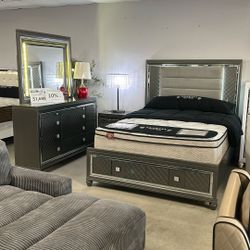Black Friday Floor Model Sale!4-PC Queen Bedroom Set