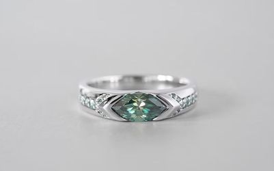 New 1 carat Green Moissanite Ring - Size 5.5
