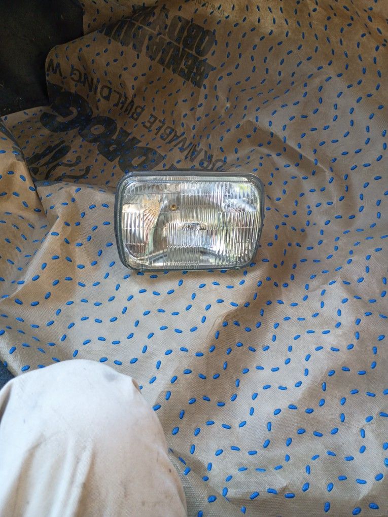 NEW   SYLVANIA H6054 Basic Halogen Sealed Beam Headlight 