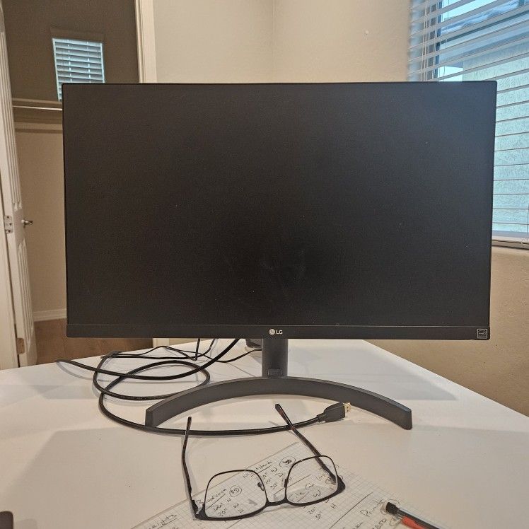 2- 24" LG Monitors