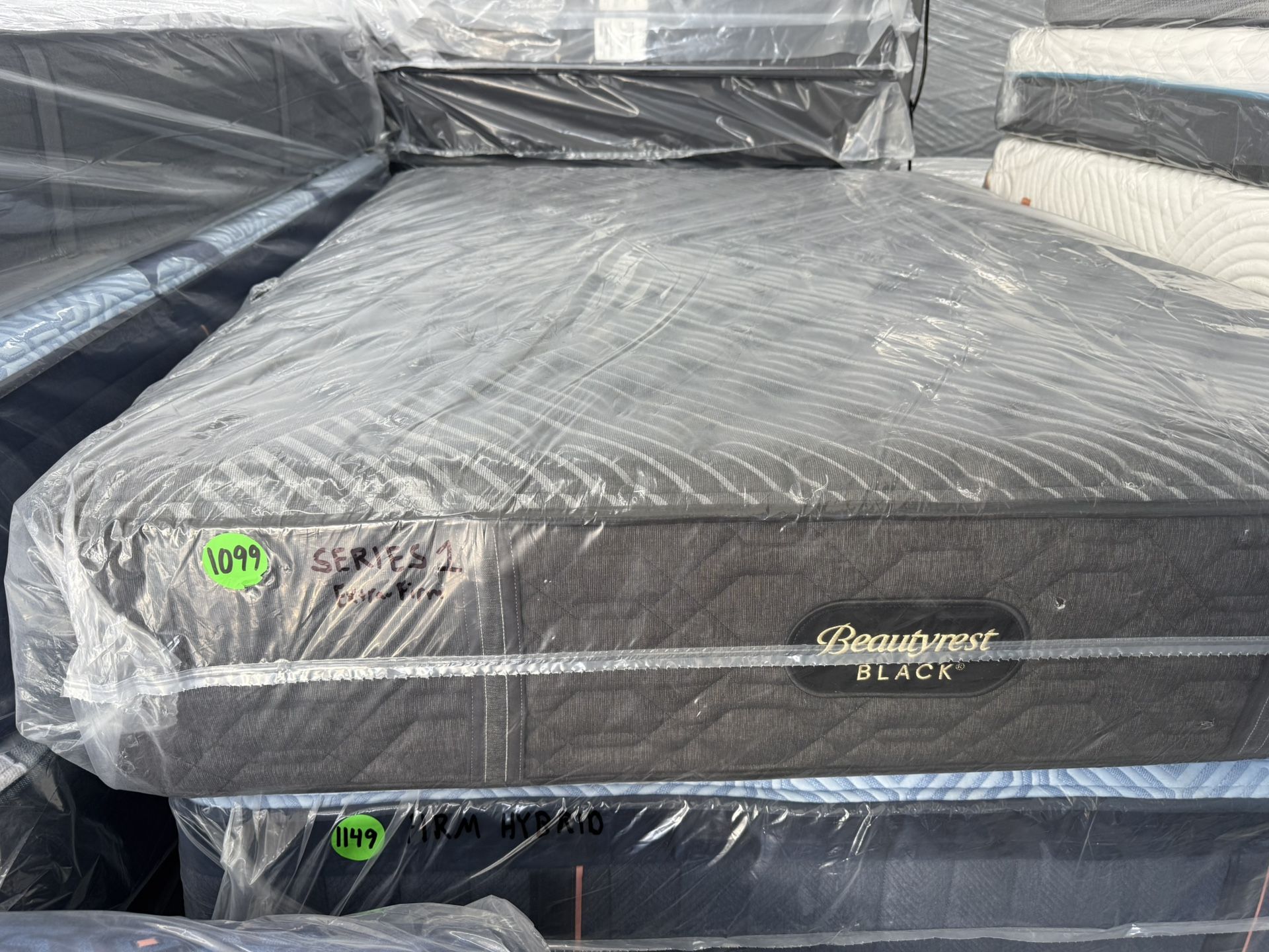 QUEEN SIZE SIMMONS BEAUTYREST BLACK SERIES 1 (EXTRA-FIRM) MATTRESS & BOX SPRING BED SET