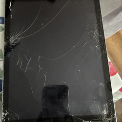 iPad 5th Generation (32GB) - For Parts/ Repair - Cracked Screen &