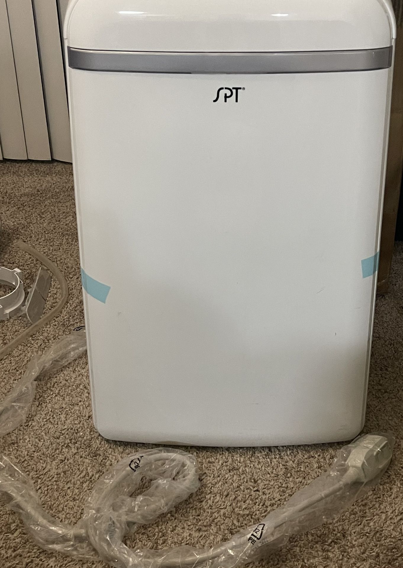 13,500 BTU (10,000 BTU, DOE) Portable Air Conditioner with Heater and Dehumidifier with Remote in White