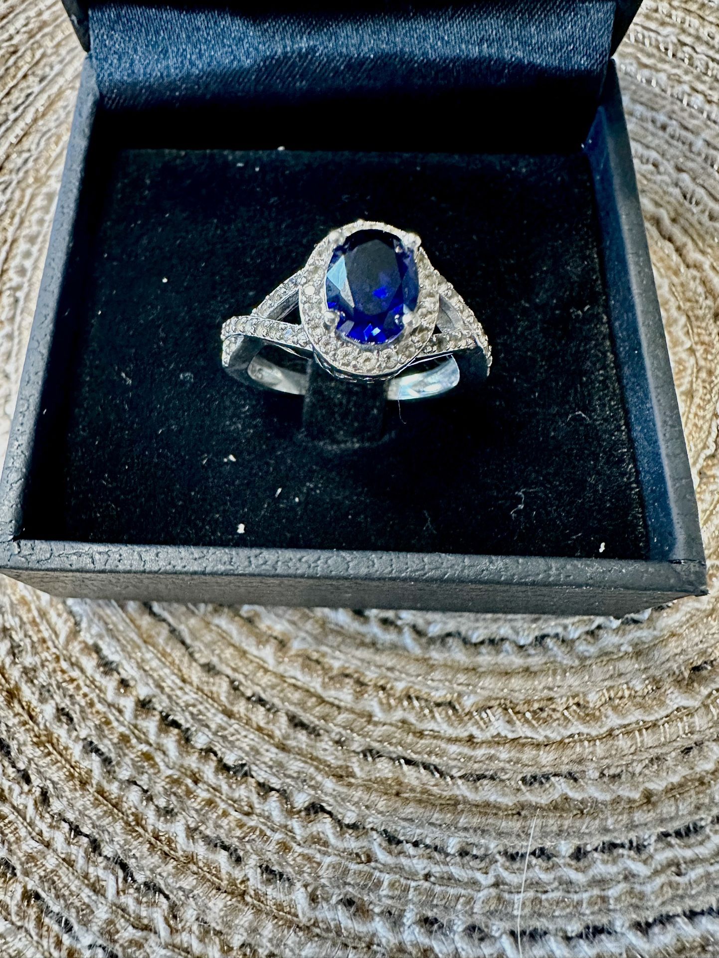 BLUE SAPPHIRE & DIAMOND CHIP RING