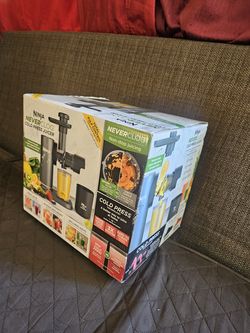 El producto es un exprimidor de prensa en frío Ninja NeverClog, modelo JC151.