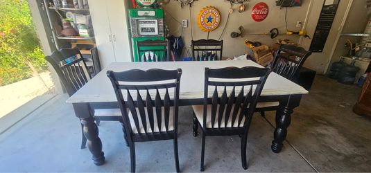 Dining room table with 6 chairs