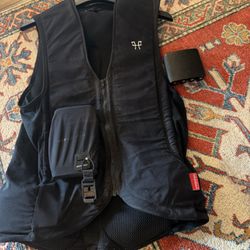 Horse Pilot twist air vest. Never been deployed. 