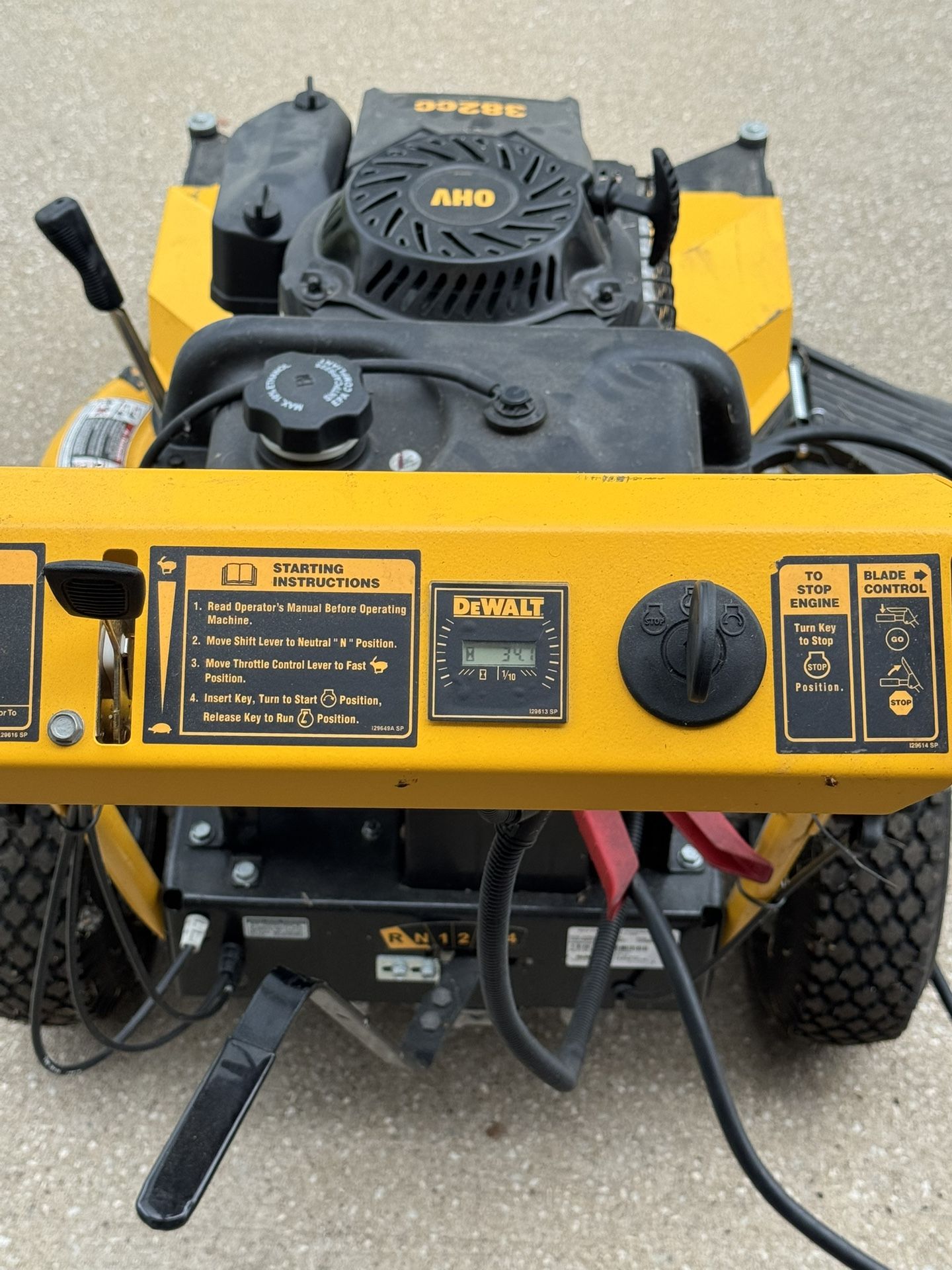 2019 DEWALT 382cc 33” Self-propelled Wall Behind Mower