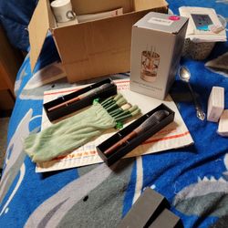 Makeup brush with brushes