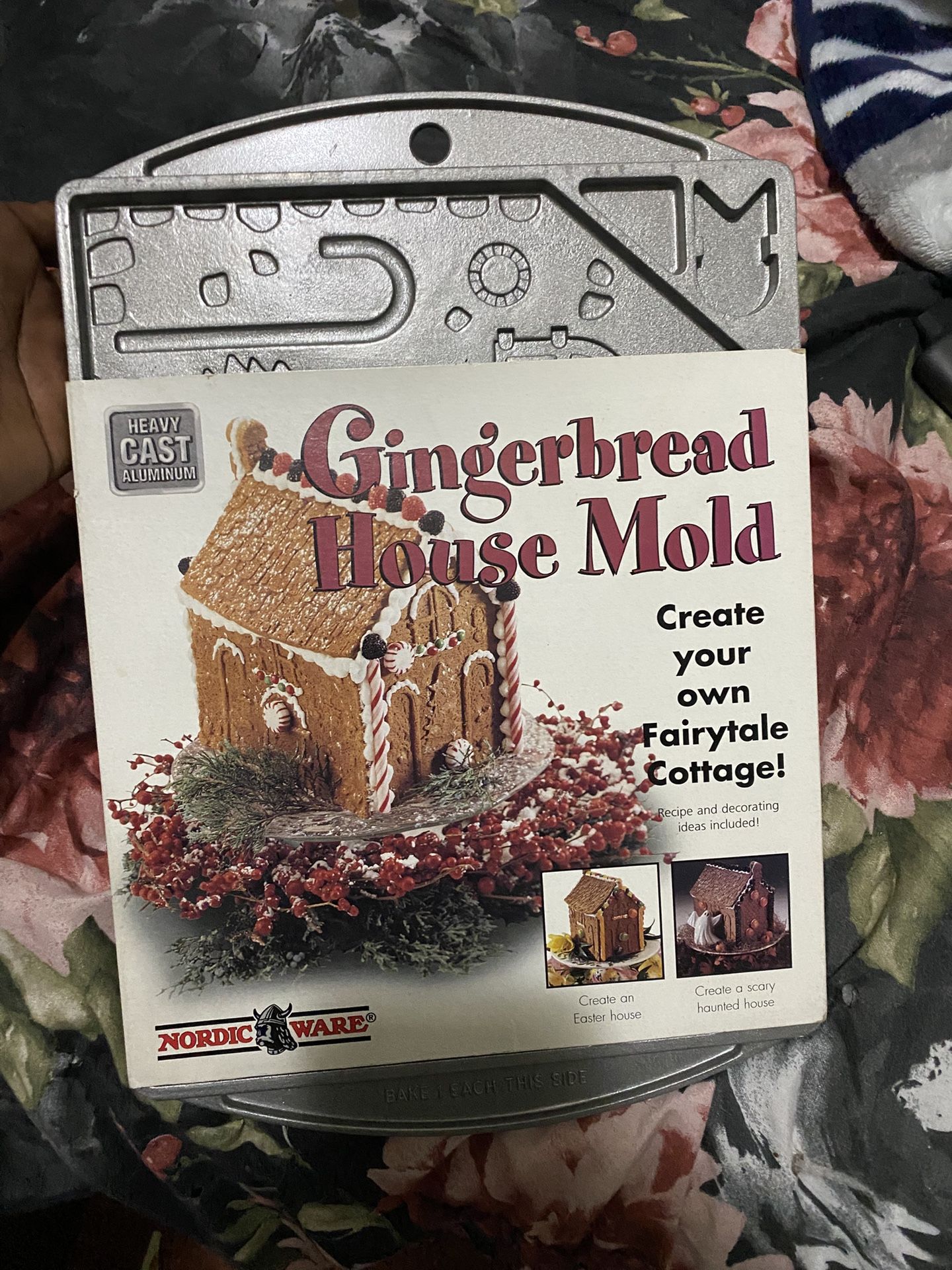 Gingerbread House Mold Heavy Cast Iron Pan