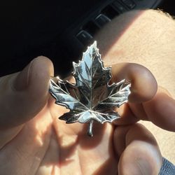 Sterling Silver 925,  Maple Leaf Brooch Pin, absolutely stunning, especially the shine.
