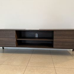 Modern Wampat TV Stand – Excellent Condition