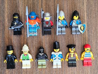 11 PC Lego Minifigure Lot