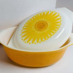 Pyrex 1 1/2 QT Orange Sunflower Pattern Refrigerator Dish Ovenware