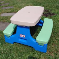 LITTLE TIKES TABLE