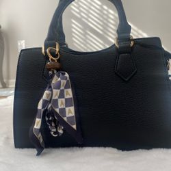 Elegant Black Wallet with Gold Details - Sophisticated Style for Any Occasion