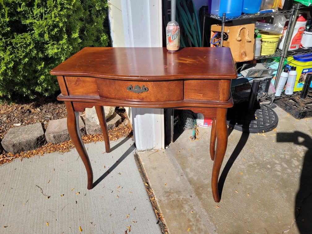 Beautiful Vintage Poundex Queen Anne Side Table With Drawer