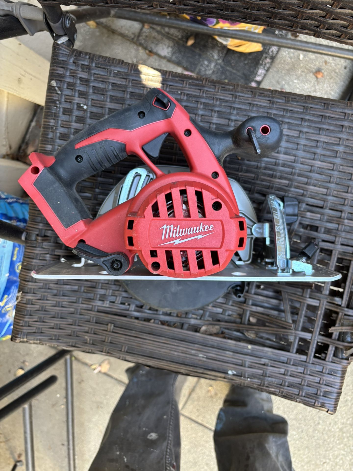 Milwaukee M18 18V Lithium-Ion Cordless 6-1/2 in. Circular Saw (Tool-Only)