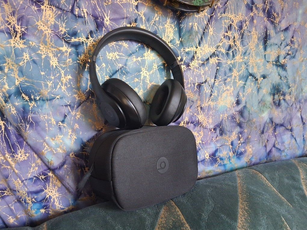 Will Trade My Beats Studio Pro For A Decent Phone S21 Or  Better