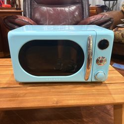 Galanz Retro Microwave • 0.7 Cu Ft. • Teal Blue • 700W