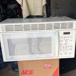 Microwave GE Spacemaker White Above Oven With Lights And Vent