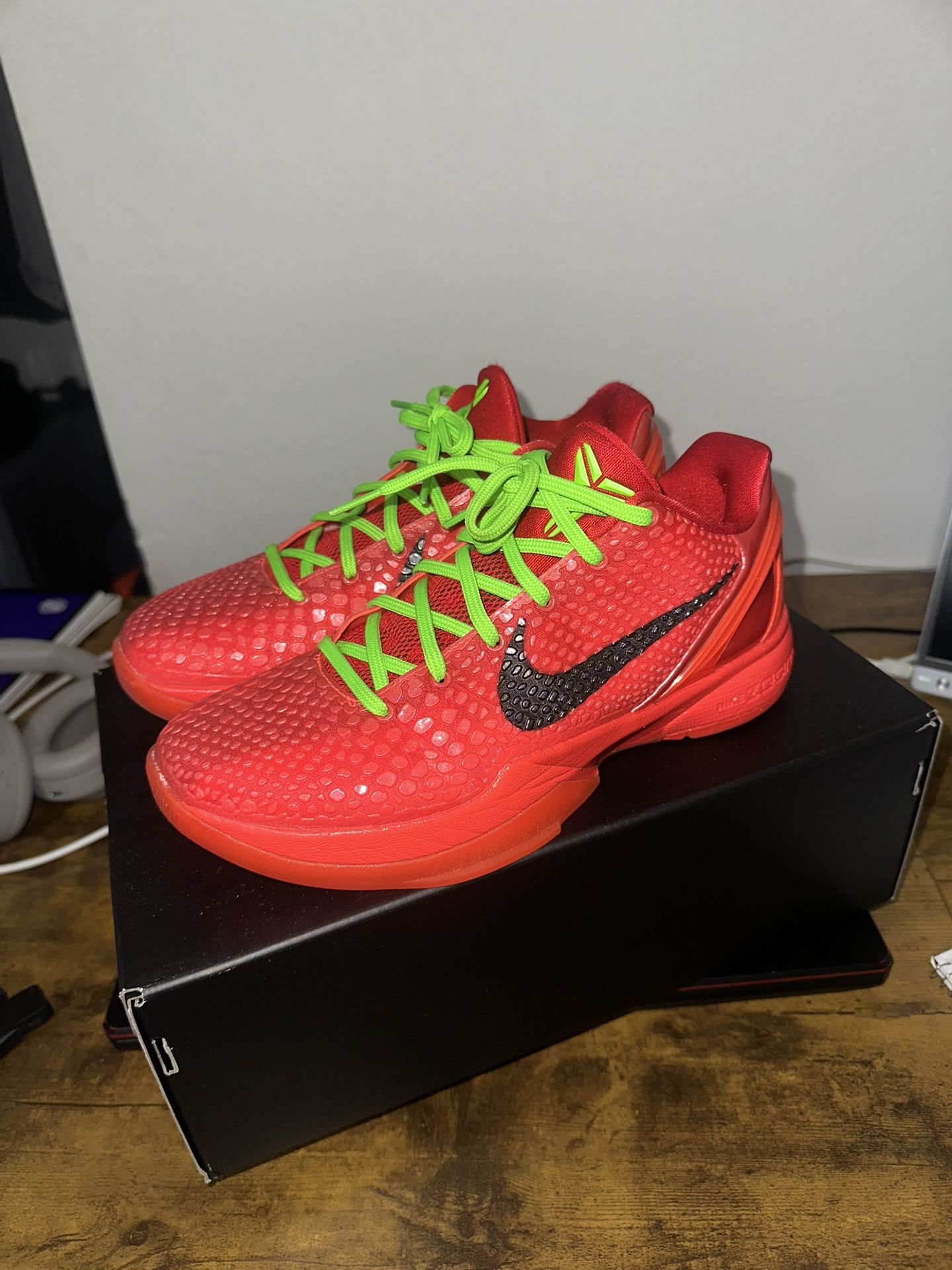 Nike Kobe Reverse Grinch Size 7 Mens