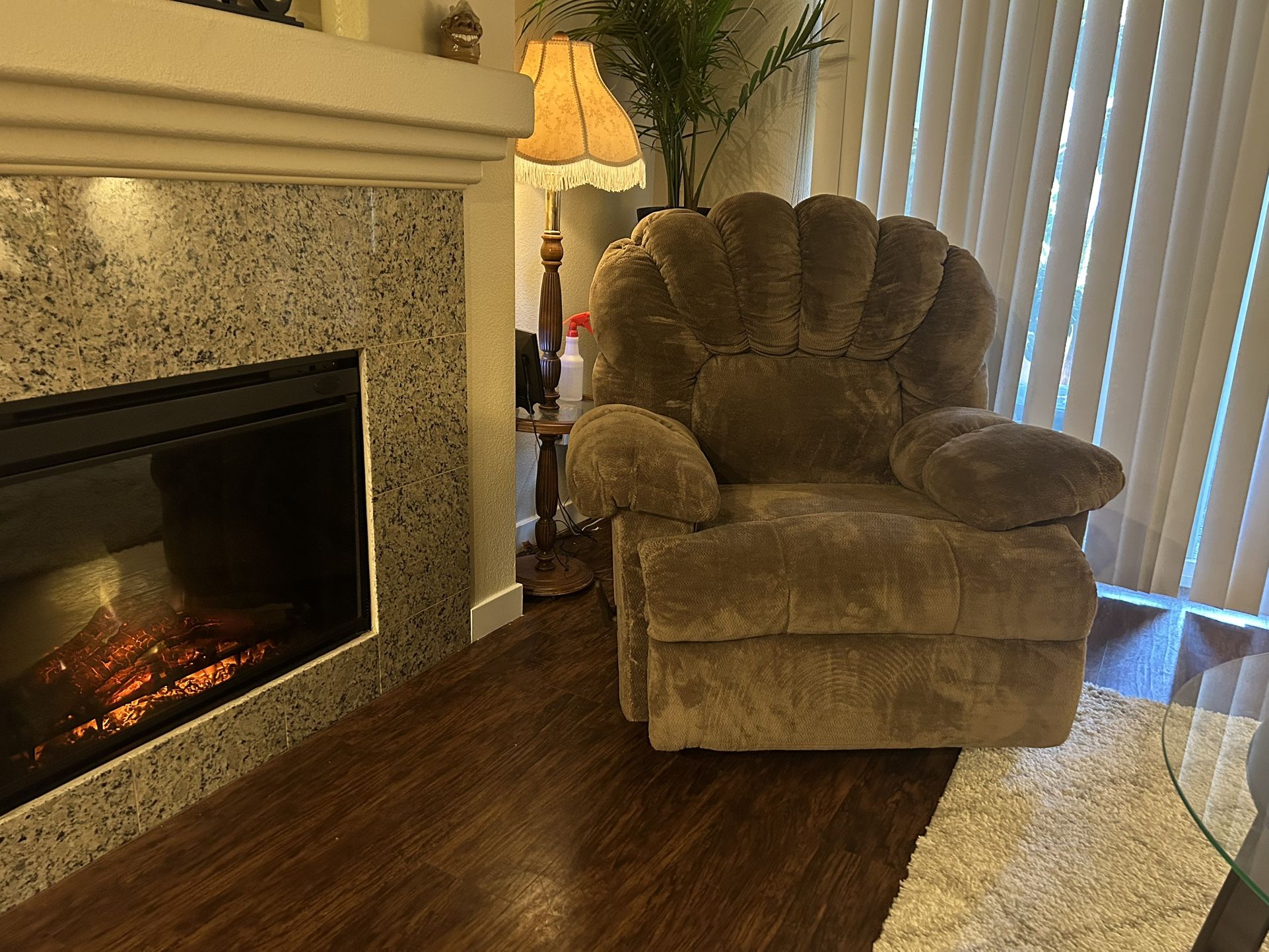 Large clamshell” Rocker Rocker